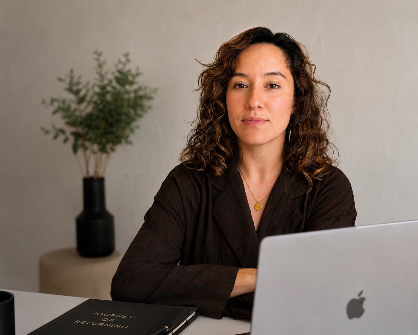 Ashley Leon en su escritorio con su computadora portátil